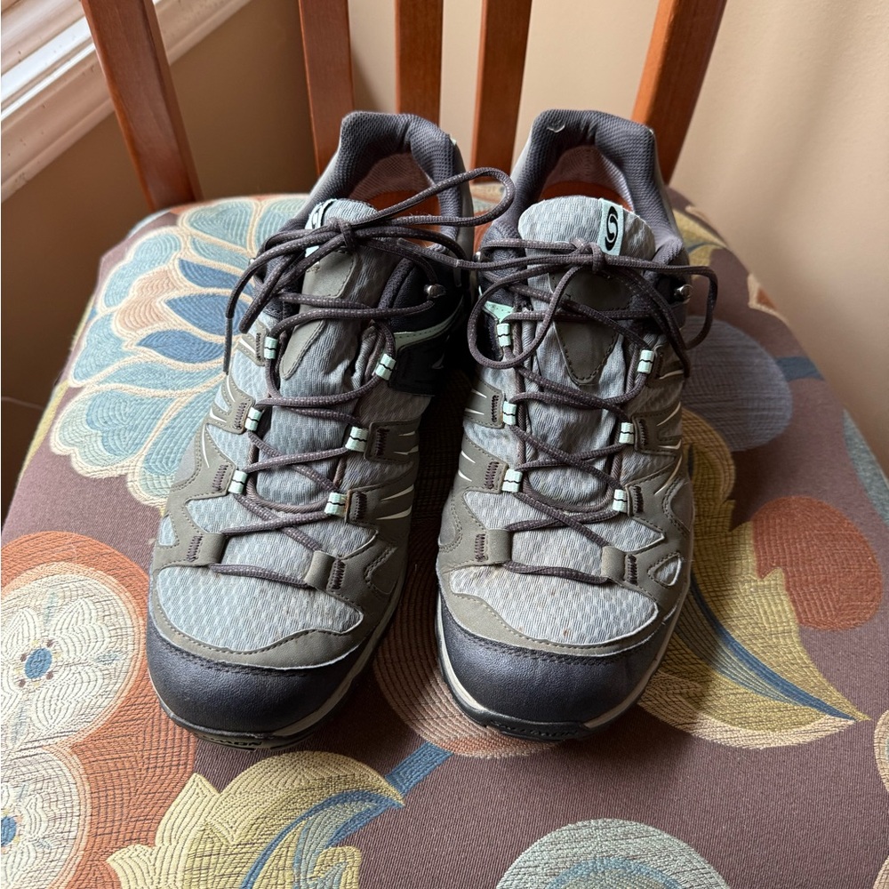 Women’s Salomon Goretex Hiking shoes Size 10M